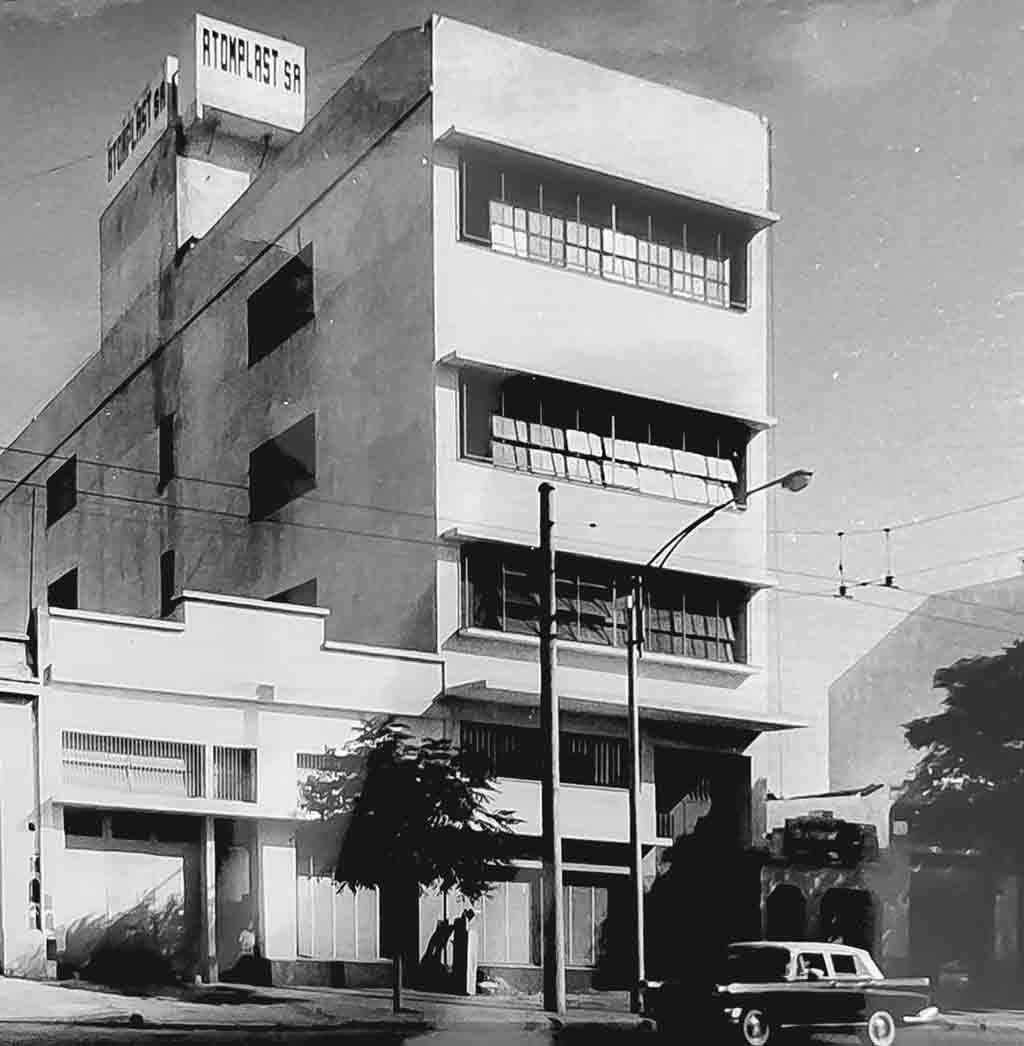 Atomplast frente dela fabrica